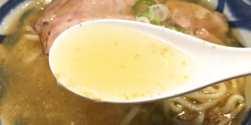 とっかり茨木店の復刻しおラーメンのスープ